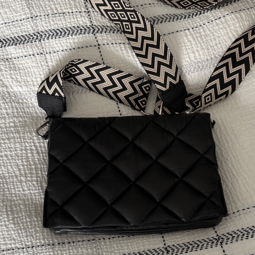 Elegant Black Quilted Crossbody Bag with Geometric Strap